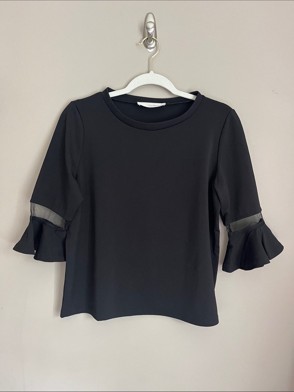 Sen and Yumi black bell 3/4 mesh inset flounce sleeve knit top size large
